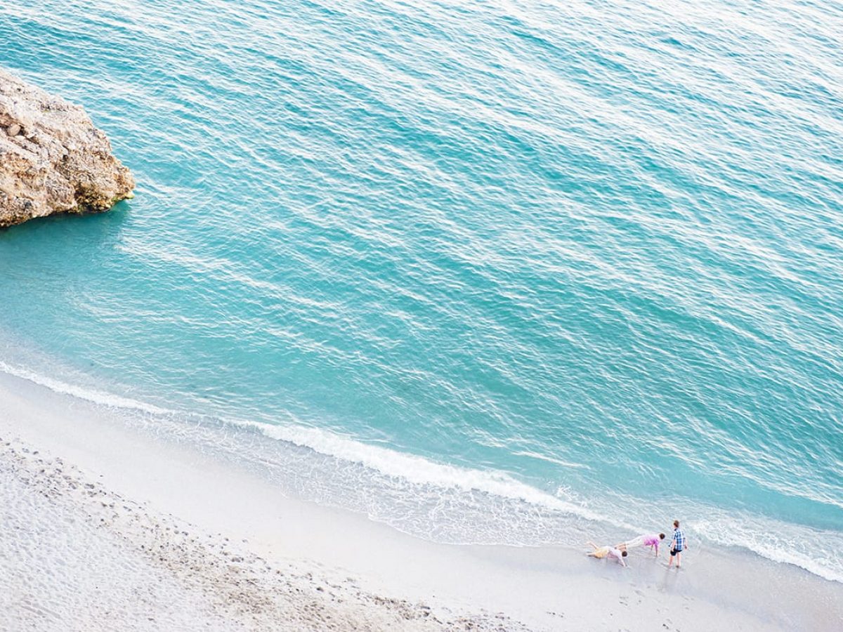 Pcを起動するたび 心を旅に連れていく壁紙アプリ Daily Wallpapers 南スペイン ネルハの浜辺 Art Tech For Commerce Non Standard World株式会社