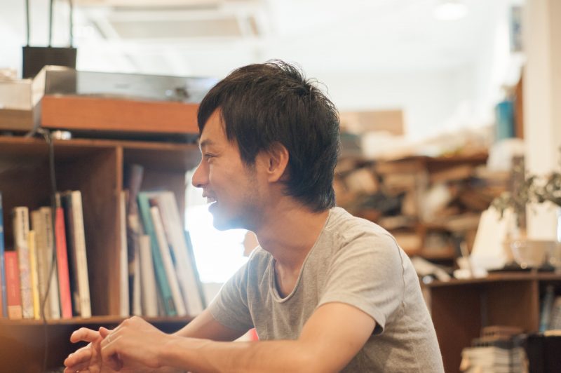 感覚と論理に基づくデザイン。伝えたい物事をより良く伝えるために——アートディレクター佐藤のこれまでとこれから