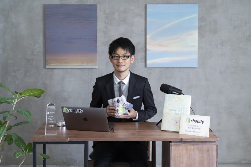情報通・佐藤昭太があなただけにこっそり教える最新Shopifyニュースが始まります。